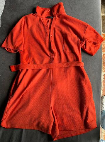 Oranje jumpsuit beschikbaar voor biedingen