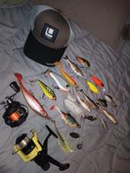 Snoek aajes met baitcaster molen met een karpe molen en pet, Watersport en Boten, Ophalen, Zo goed als nieuw, Molen