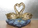 urn keramiek hart met zwanen in hart vorm   27 cm hoog, Nieuw, Ophalen of Verzenden, Urn hart met zwanen