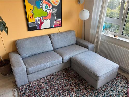 Grijze IKEA Kivik bank met hocker, Huis en Inrichting, Banken | Complete zithoeken, Nieuw, Stof, Ophalen