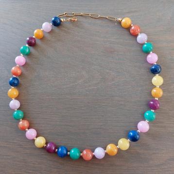 Prachtige ketting met gekleurde Jadekralen.  beschikbaar voor biedingen