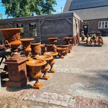 Gietijzeren vaas, vazen,decoraties enz. beschikbaar voor biedingen
