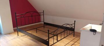 zwart stalen bed Quincy van Beddenreus