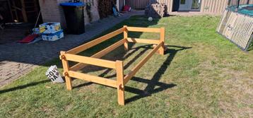 1persoons bedframe hout..  beschikbaar voor biedingen
