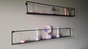 2 zwarte Woood wandrekken beschikbaar voor biedingen