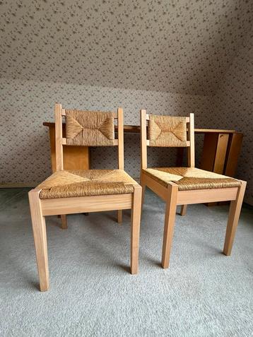 2 houten stoelen met rieten zitting – met een vleugje charme beschikbaar voor biedingen