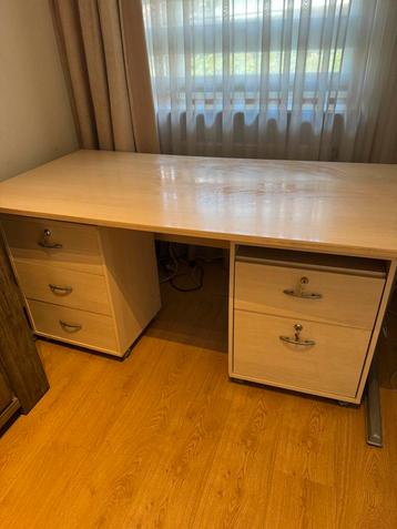 Bureau met kasten beschikbaar voor biedingen