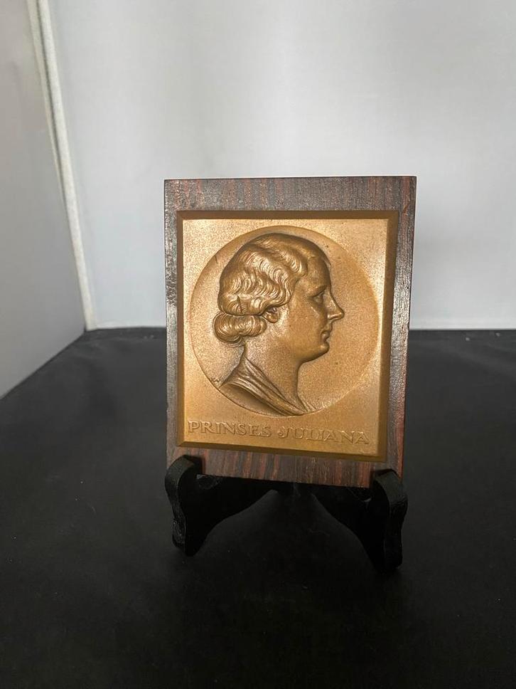 Bronzen hanger portret Prinses Juliana, Verzamelen, Koninklijk Huis en Royalty, Gebruikt, Kaart, Foto of Prent, Nederland, Ophalen of Verzenden