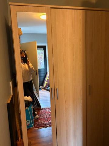 Gratis 3 deur kledingkast met spiegel beschikbaar voor biedingen