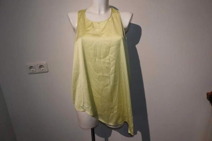 Acne citrus gele top zijde achtig schuin in punt onderkant M, Kleding | Dames, Tops, Zo goed als nieuw, Maat 38/40 (M), Geel, Zonder mouw