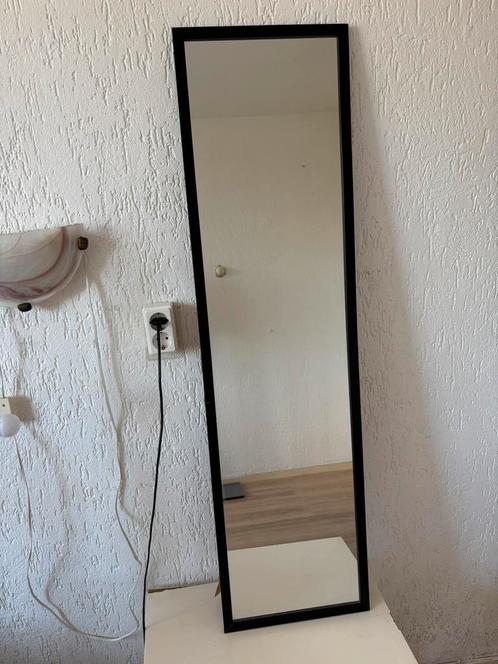 Stijlvolle Nissedal spiegel met zwarte rand, Huis en Inrichting, Woonaccessoires | Spiegels, Zo goed als nieuw, Rechthoekig, Ophalen