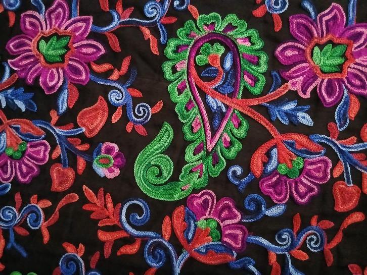 Prachtige zwarte coupon met geborduurde bloemen, Hobby en Vrije tijd, Stoffen en Lappen, Nieuw, Overige materialen, 120 cm of meer