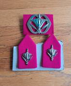 Set emblemen Administratie baret en kraagspiegels, Verzamelen, Ophalen of Verzenden, Landmacht, Nederland, Embleem of Badge