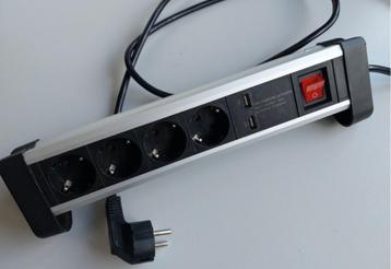 Stekkerdoos - 4 Voudig met USB beschikbaar voor biedingen