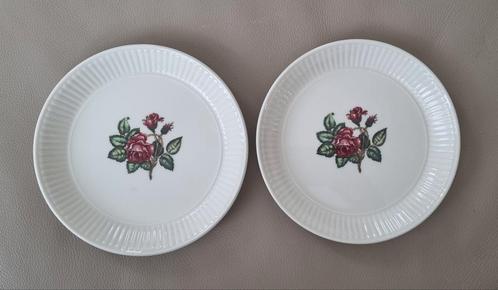 2 gebaksbordjes Wedgwood Moss Rose opstaand randje, Antiek en Kunst, Antiek | Servies los, Ophalen of Verzenden