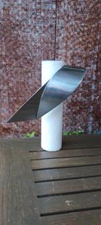 RVS SCULPTUUR AAN STENEN PAAL 27 CM HOOG MAKER ONBEKEND, Ophalen of Verzenden