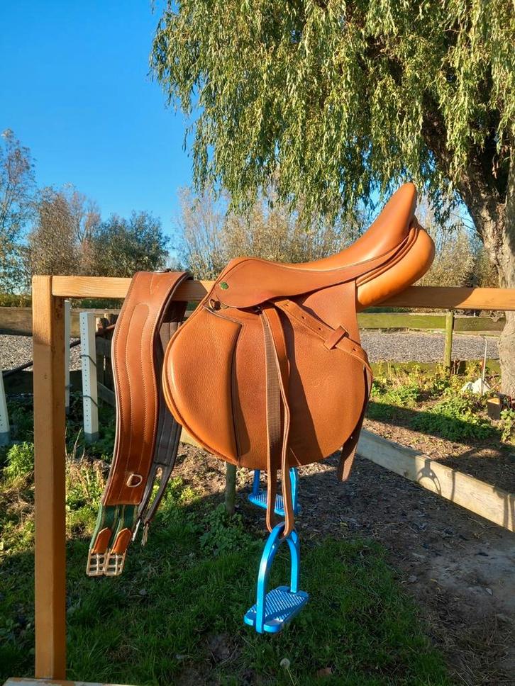 Cognac bruine Massimo springzadel 17 inch wijde boom, Dieren en Toebehoren, Paarden en Pony's | Zadels, Zo goed als nieuw, Springen