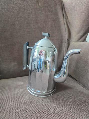 Decoratieve retro koffiekan beschikbaar voor biedingen