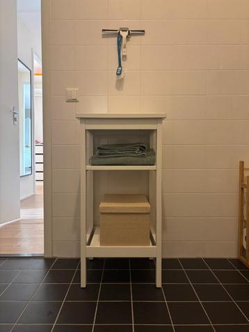 IKEA White Side Table with 2 Shelves beschikbaar voor biedingen