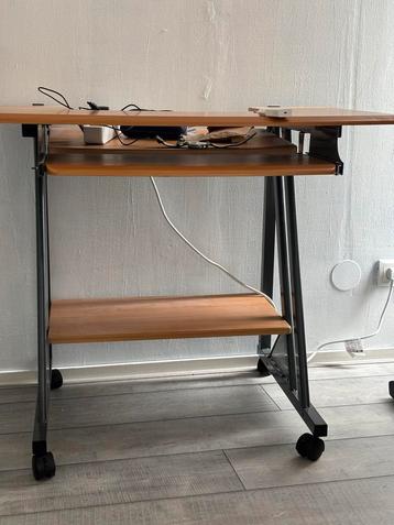 Bureau met Wielen - Compact en Praktisch beschikbaar voor biedingen