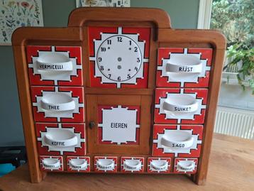 Antiek vintage rood-wit kruidenkastje beschikbaar voor biedingen