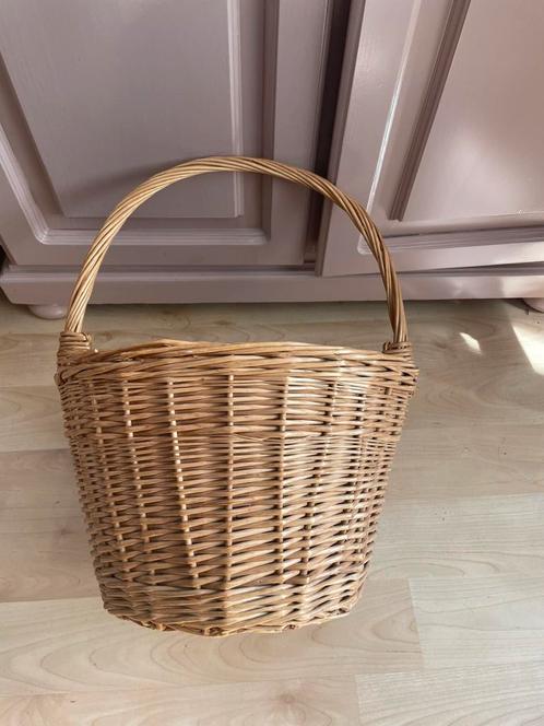 Mooie mand met hengsel uit de eighties, Huis en Inrichting, Woonaccessoires | Schalen en Manden, Zo goed als nieuw, Mand, Rond