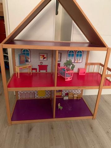 Poppenhuis en toebehorenn beschikbaar voor biedingen