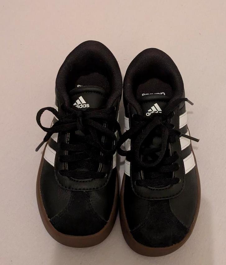 nieuwe zwarte Adidas sneakers maar 29, Kinderen en Baby's, Kinderkleding | Schoenen en Sokken, Nieuw, Schoenen, Jongen of Meisje