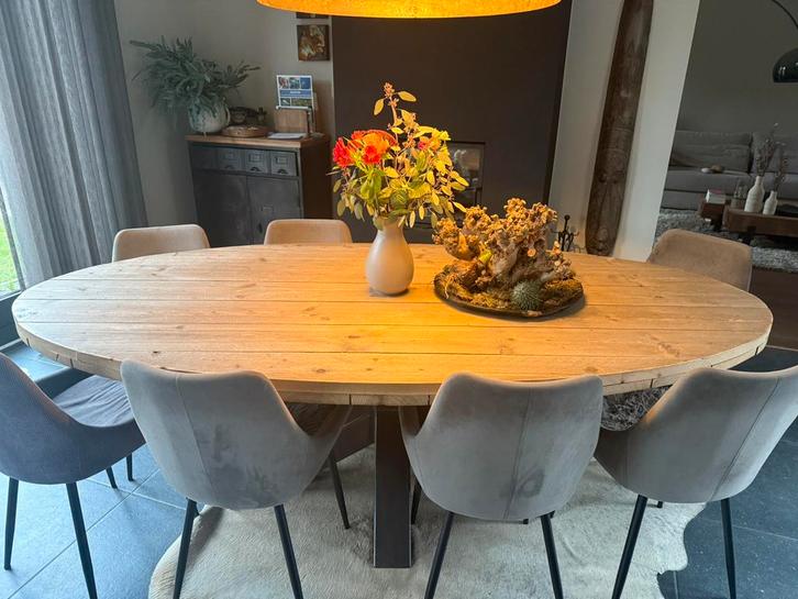 Houten eettafel met metalen onderstel incl 8 eetkamerstoelen, Huis en Inrichting, Tafels | Eettafels, Gebruikt, 100 tot 150 cm