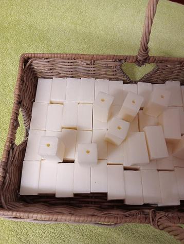 Zeep blokjes met tunnelgat . Zeep beschikbaar voor biedingen