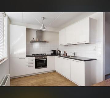 Witte L-vorm keuken beschikbaar voor biedingen