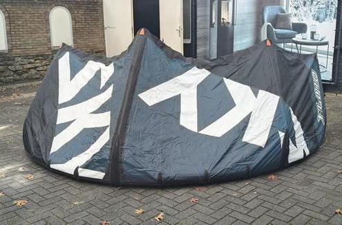 fluid kite: sky v3 2020/2021 kleuren blauw,zwart,wit, Watersport en Boten, Kitesurfen, Zo goed als nieuw, Kite, 9 m², Geen board