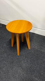 Houten krukje / bijzettafel, Huis en Inrichting, Krukjes, Ophalen, Zo goed als nieuw, Hout