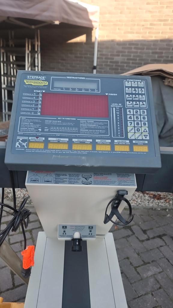 Technogym Steprace - Professioneel Stepapparaat, Sport en Fitness, Fitnessapparatuur, Gebruikt, Stepapparaat, Benen, Buik, Rug