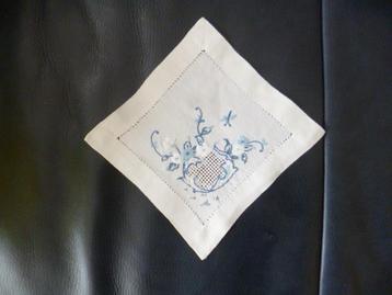 Wit met blauw oud kleedje. BIJ €25 KOPEN GRATIS VERZENDEN beschikbaar voor biedingen