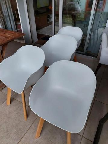 4 Witte Kuipstoelen Kwantum - samen voor 25 Euro!  beschikbaar voor biedingen