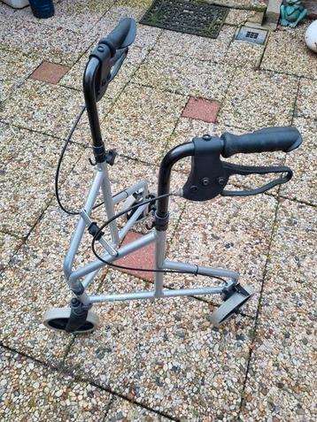 Drie wiel rollator nog bijna nieuw. beschikbaar voor biedingen