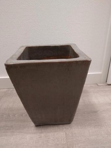 vierkante bloempot beschikbaar voor biedingen
