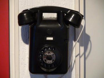 Bakelieten hangtelefoon beschikbaar voor biedingen