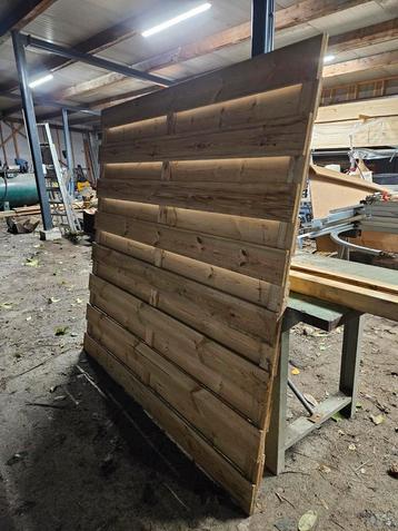 Grenen schuttingpaneel 180x180 en twee palen 6,8x6,8x240 beschikbaar voor biedingen