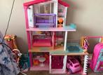 Barbiehuis met spullen, Kinderen en Baby's, Speelgoed | Poppenhuizen, Ophalen of Verzenden, Gebruikt