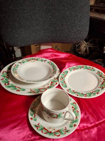 4x Kerstservies - Bord, Kop en Schotel beschikbaar voor biedingen