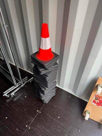 30 Verkeerspionnen / Afzetkegels beschikbaar voor biedingen