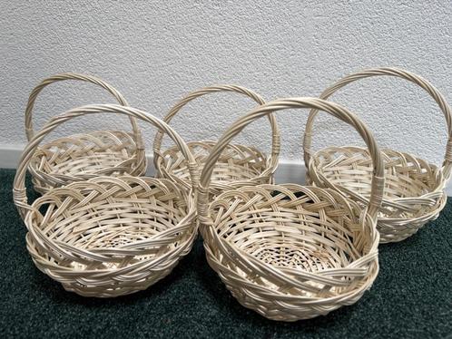 5 creme kleurige rieten mandjes, Huis en Inrichting, Woonaccessoires | Schalen en Manden, Zo goed als nieuw, Rond, Riet, Ophalen of Verzenden