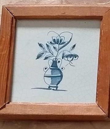 Tegeltje met bloem in vaas  beschikbaar voor biedingen