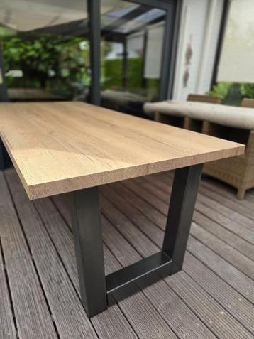Eettafel in perfecte staat beschikbaar voor biedingen