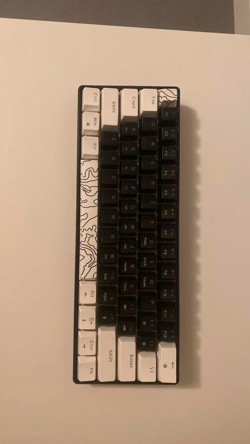 Gaming toetsenbord met coiled cable, Computers en Software, Toetsenborden, Zo goed als nieuw, Qwerty, Bedraad, Gaming toetsenbord