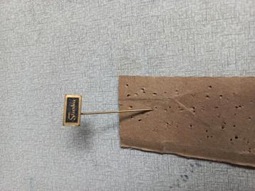 Metalen speldje van " Sturka". beschikbaar voor biedingen