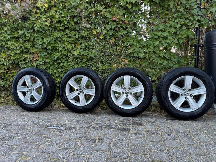 VW Velgen 16 inch + gebruikte winterbanden, Auto-onderdelen, Banden en Velgen, Banden en Velgen, Winterbanden, 16 inch, 215 mm