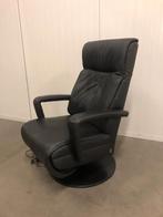 Prominent sta op stoel David